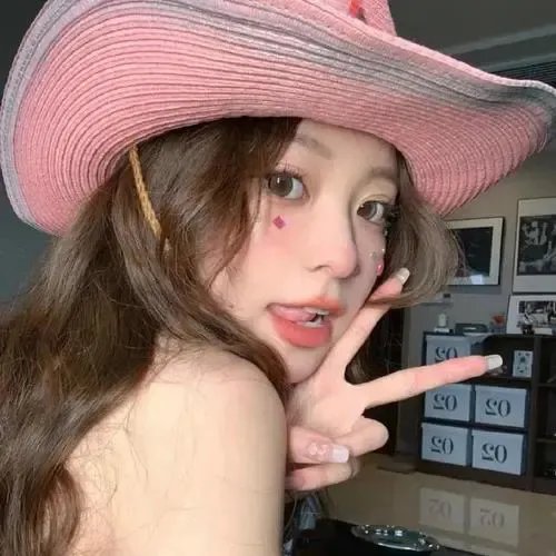 穿盔甲的少女